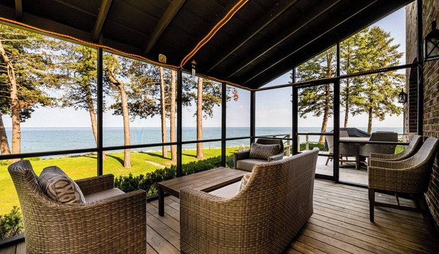 Luxurious and Private Lakefront Estate!