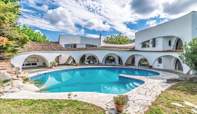 Luxurious and quiet 5-bedroom villa in enchanting Grasse with WiFi, AC, Pool,