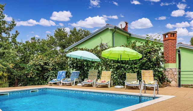 Luxurious and romantic, family-friendly, private pool and garden