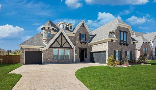 Luxurious and Spacious 5-bedroom house in fantastic Grand Prairie. King beds!