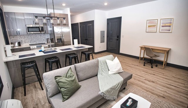 Luxurious and Spacious Apt w/Parking-20 min to NYC