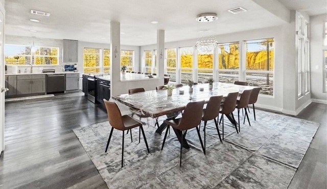 Luxurious and spacious house built for entertainment 5 min walk to lake!