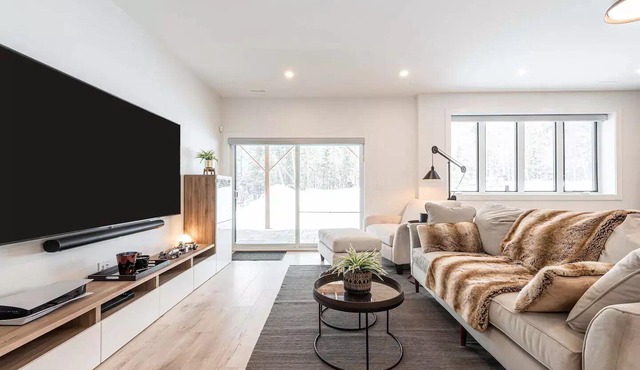 Luxurious and Spacious Getaway With Scenic View