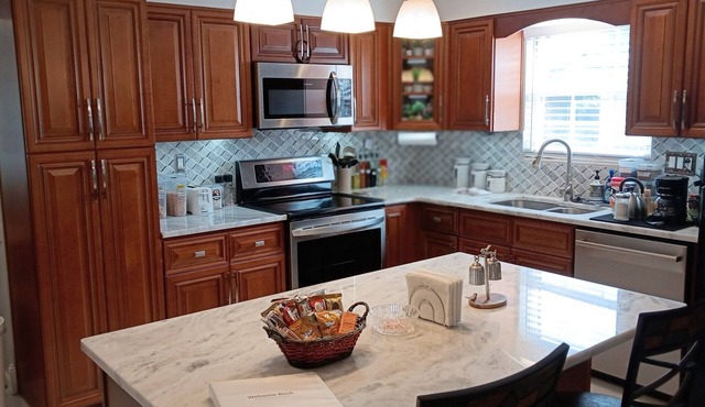 Luxurious and Stylish Home w/Open Floor Plan! Safe area. Free Parking