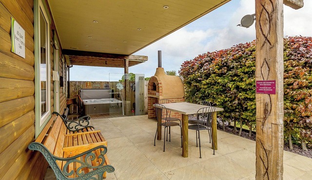 Luxurious and stylish modern lodge with one master double and one twin.