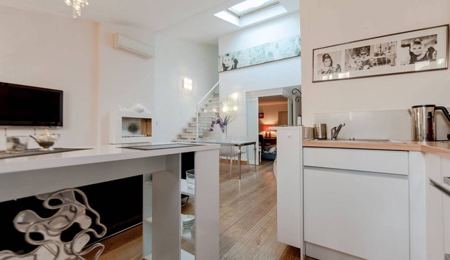 Luxurious apartment in the 'golden square'.