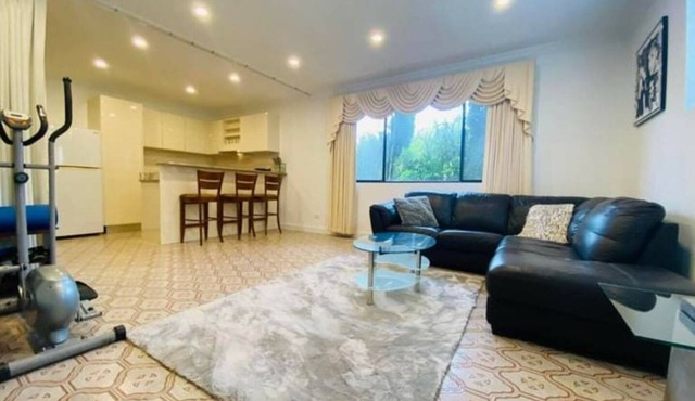 Luxurious Apartment, 9-min from Airport 2BR 2BA