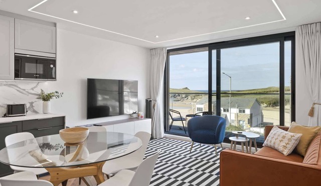 Luxurious Apartment, Balcony & Sea Views, Parking