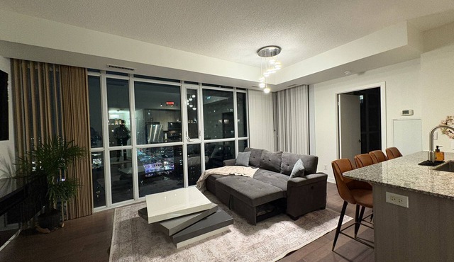 Luxurious apartment in Mississauga Square One