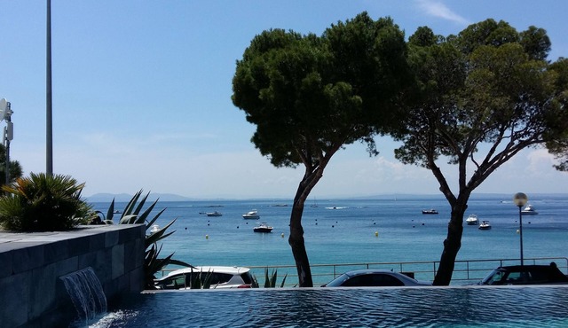 Luxurious apartment in front of the beach, pool, parking and spectacular views