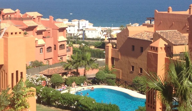 LUXURIOUS APARTMENT NEAR THE BEACH WITH SEA VIEWS IN ESTEPONA