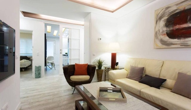 Luxurious apartment near Plaza Castilla, garage space.