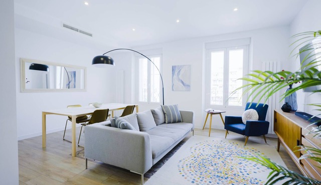 Luxurious apartment of 130 sqm completely refurbished and equipped for mid to long term stays.