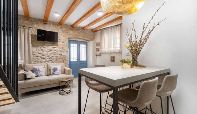 Luxurious apartment, old town, 4 persons,only 150m from the beach,with sea view.