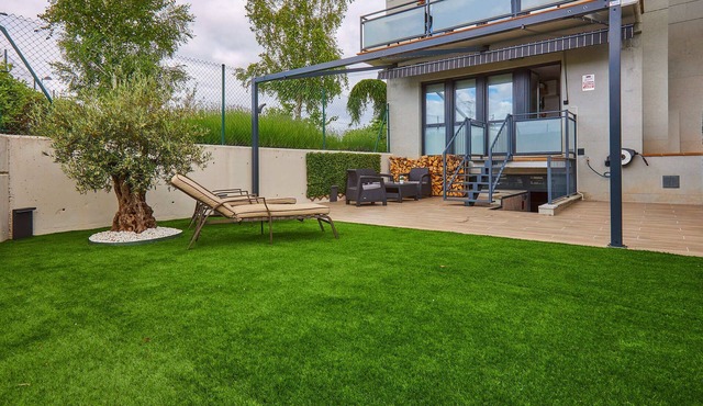 Luxurious apartment with garden and garage