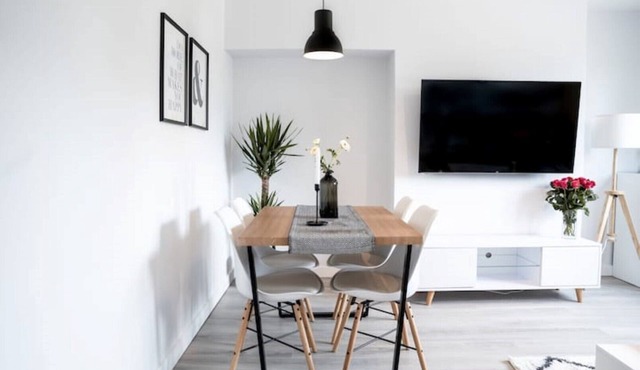 Luxurious Apartment with South facing Garden & Free parking