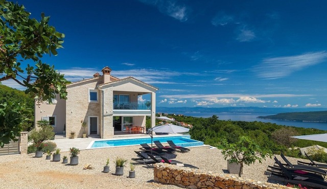 Luxurious apartment with fantastic sea views and a fireplace
