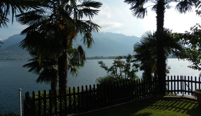 Luxurious apartment with private beach on Lake Maggiore