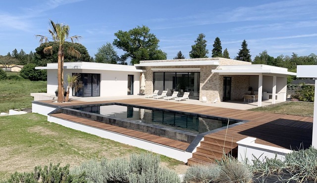 LUXURIOUS ARCHITECT VILLA with OVERFLOW SWIMMING POOL and FOREST VIEW