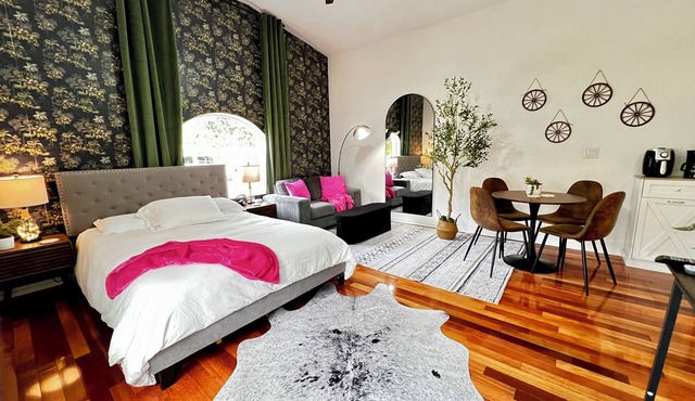 Luxurious Bath, Peaceful Stay: Private Guesthouse