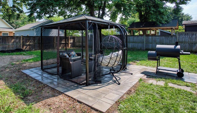 Luxurious. BBQ. Pool & Splash Park. 1hr to Niagara & TO. 20 mins Lion Safari.