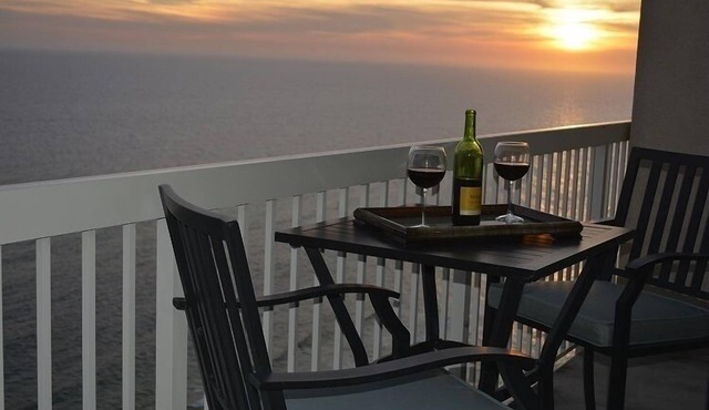 LUXURIOUS BEACH FRONT PENTHOUSE, Remodeled Baths & Kitchen & FREE BEACH SERVICE!