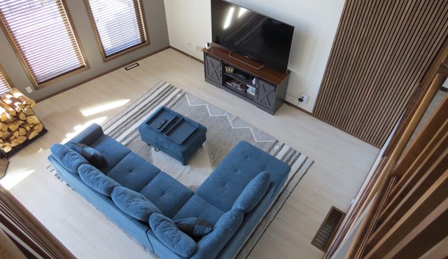 Luxurious Beach House with lake view. Melt your stress away in the hot tub.