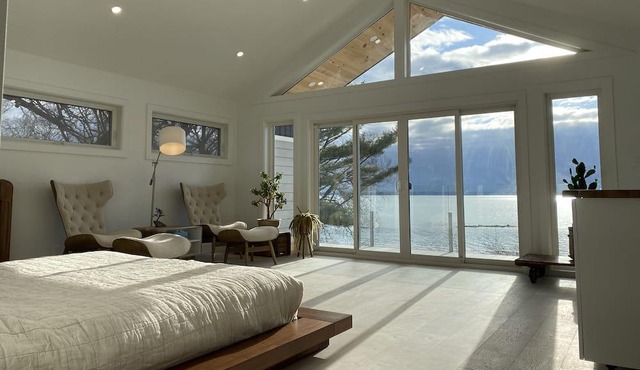 Luxurious beach house in the Thousand Islands