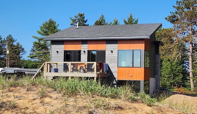 Luxurious beachfront retreat on Lake Superior!