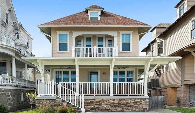 Luxurious Beachfront Victorian on Beach Ave!
