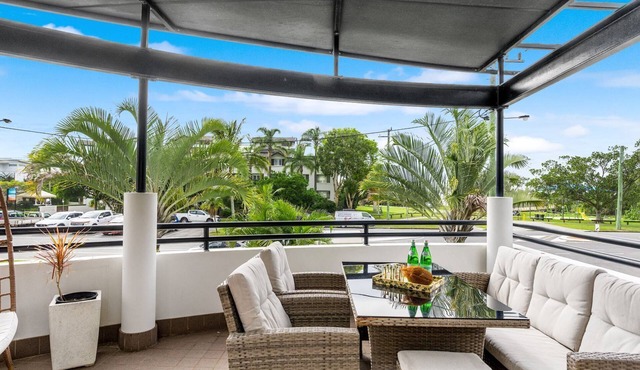 Luxurious Beachside Oasis with Ocean Views and a swimming pool, Wifi and linen included