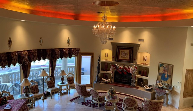Luxurious & beautiful Mansion nearby downtown With Forever Swim pool and SPA