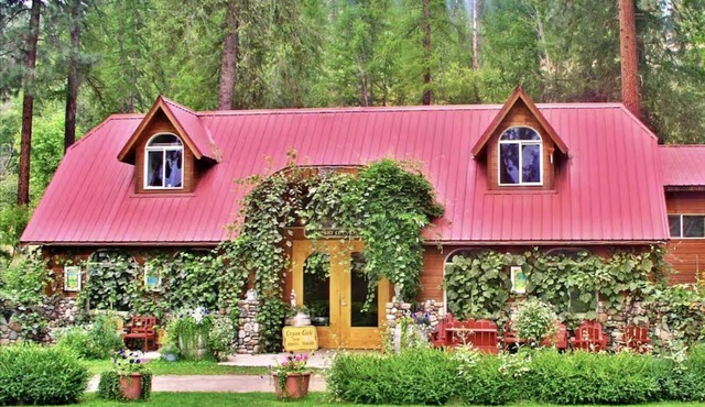 Luxurious Bed and Breakfast Suite for One or Two Couples near Kettle Falls, Washington