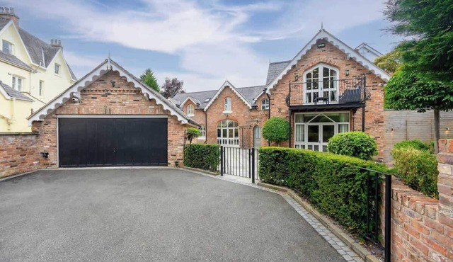 Luxurious Bowdon Mansion by City SuperHost