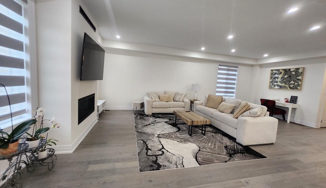 Luxurious Brand-New 4 Bedrooms Detached House Backing To Pond