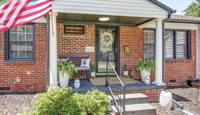 Luxurious Brookside HideAway Central to All Things Tulsa!