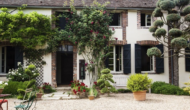 Luxurious Burgundy farmhouse