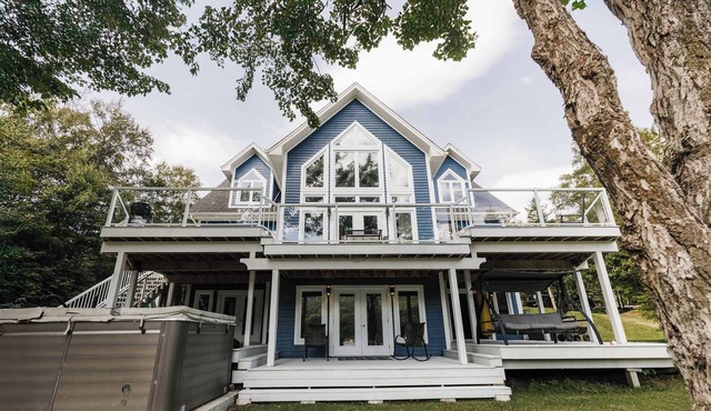 Luxurious Lakeside Chalet with Swim Spa
