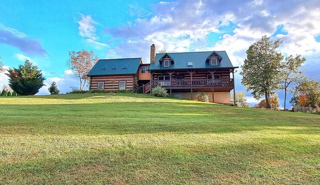 Luxurious cabin, mountain views near the Smokies! nPet and family friendly!