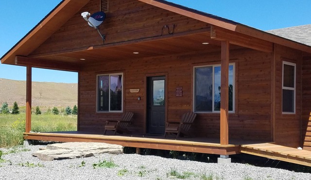 Luxurious cabin on the Yellowstone River with Pond, Five Miles from Chico