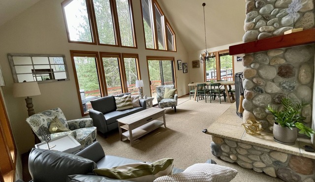 Luxurious Cabin Style Lake House walking distance to Lake Cushman