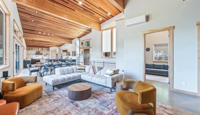 Luxurious cabin on LK Wenatchee w/access & hot tub