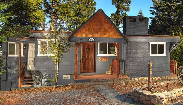 Luxurious Cabin w/lake views 10 minutes to Santa's SkyPark & Village