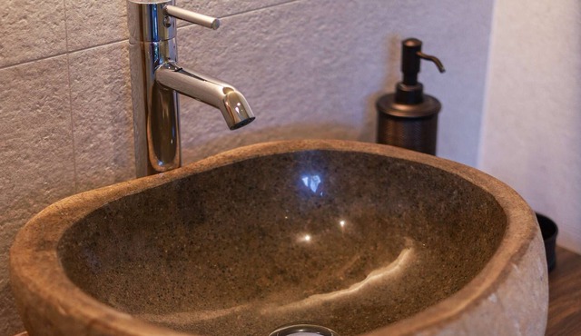 Luxurious Cabin - wet room, desk & mini library 5 minutes from beach