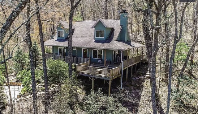 Luxurious Cabin with Stunning Mountain Views and Outdoor Fireplace in Sky Valley