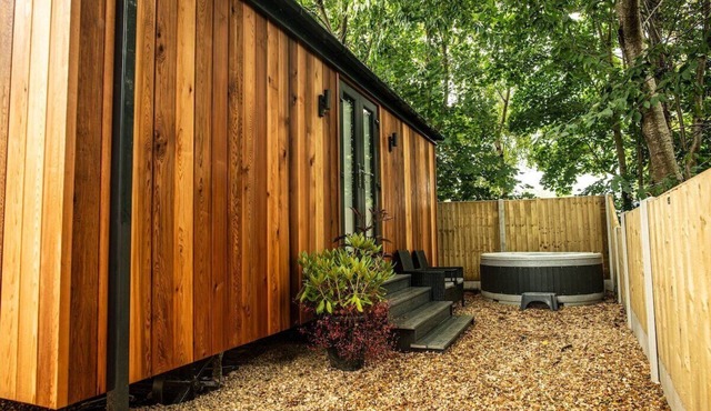 Luxurious Canal-side mini lodge in Llangollen.