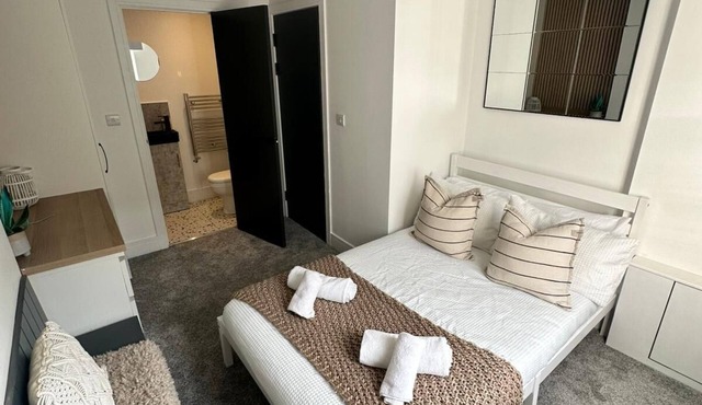 Luxurious Central 5 Double Bedroom Home | 3 Floors