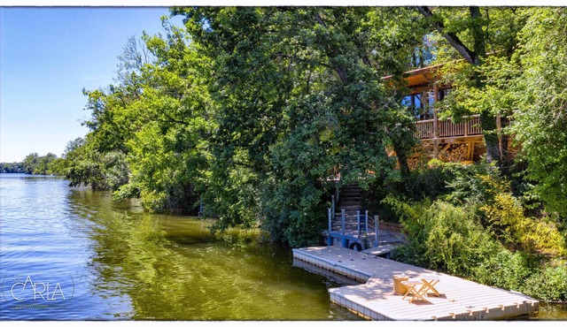 Luxurious chalet on the edge of the Tarn. Sunny terraces, pontoon & private bank