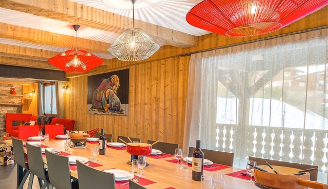 Luxurious chalet - close to the centre, private sauna and spa, large open spaces