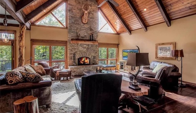 Luxurious Chalet! Hot-tub, Bonfire & A+ Location for Skiing/Town